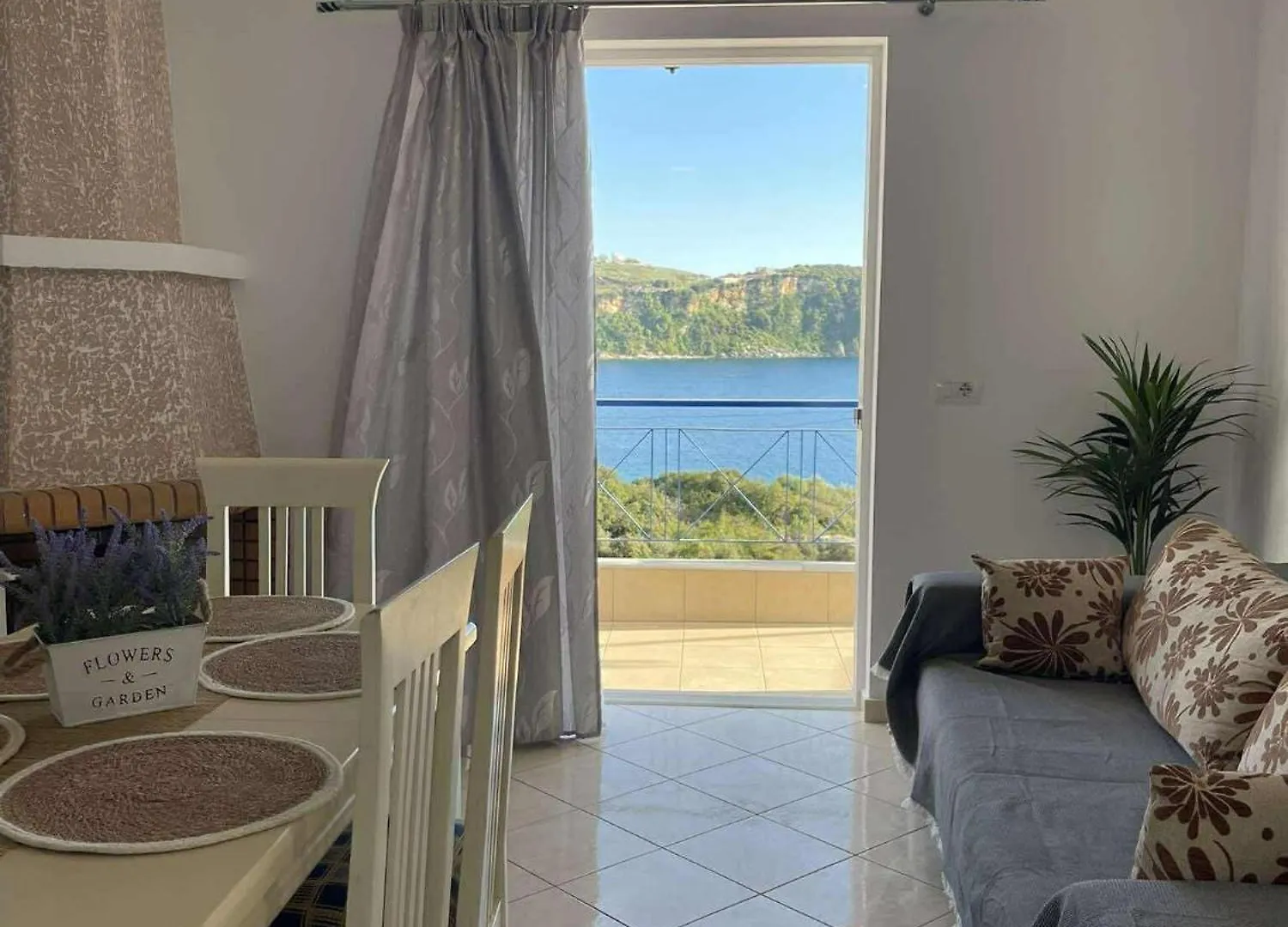 Frida Guesthouse Himare Affittacamere