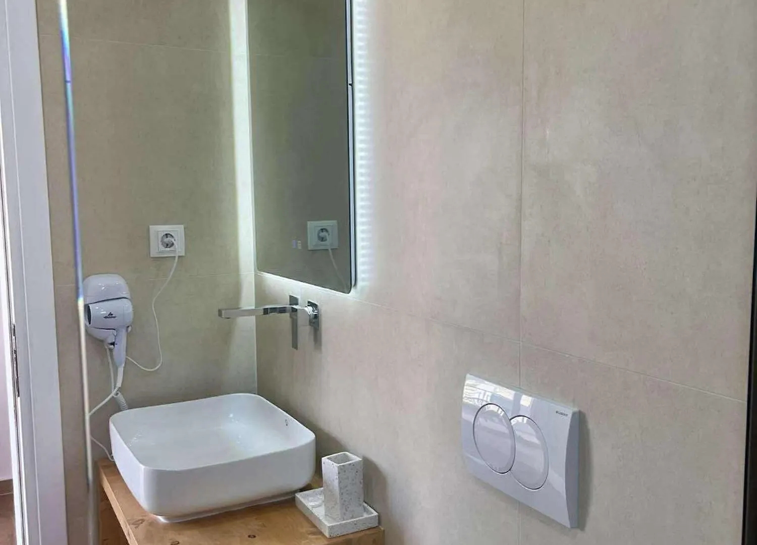 Frida Guesthouse Himare